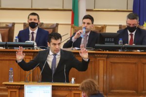 В битката си с бившите управляващи премиерът Кирил Петков отиде