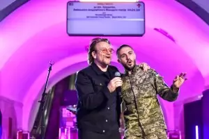 Рок легендата Боно пя за Украйна в киевското метро