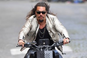 Американският актьор Джейсън Момоа се извини за снимките които си