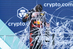 Пилотът на Ред Бул Макс Верстапен спечели убедително първото в