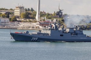 Руска бойна фрегата гори край Змийския остров съобщиха украински медии  Одеското издание