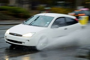 Когато шофьорите се движат по лоши пътища и неравности основната