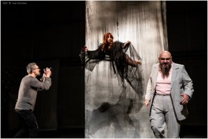 Красотата в образа на магнетична жена която преминава от ръка