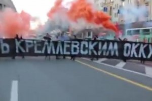 Около десетина мъже и жени излизат на централната улица Горки