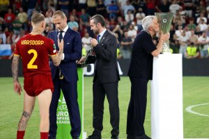 Критикуван за поведението си и стила на игра на отборите