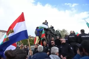 Прокуратурата разследва сблъсъците пред паметника на съветската армия