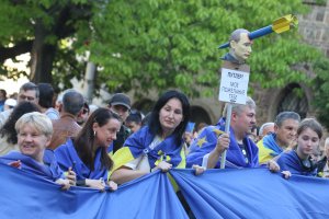 Поход срещу руския фашизъм тръгна от площад Независимост тази вечер