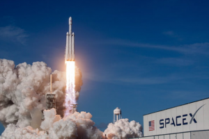 Корабът SpaceX тръгна на първия по рода си орбитален полет