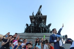 Демонстрации в защита на правителството се проведоха и тази вечер