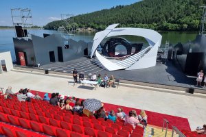 Нашите артисти пеят и на дъжд Така директорът на Софийската