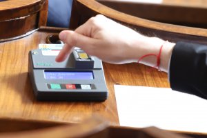 Още на следващия ден след като ИТН дезертира от управляващата