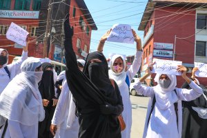 Звук от булдозери отекна в редица индийски градове през уикенда