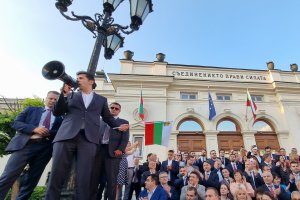 В началото на лятото обединеният парламентарен юмрук който площадът кръсти коалиция