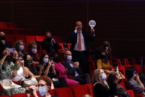 Медалът който руският журналист Дмитрий Муратов получи заедно с Нобеловата