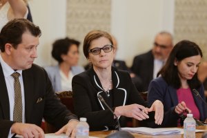 Засега не изглежда че парламентът ще успее да вземе решение