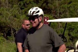 Президентът на САЩ Джо Байдън падна докато се опитваше да