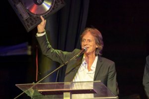 Клавиристът Брет Тъгъл свирил за рокгрупа Fleetwood Mac за Рик