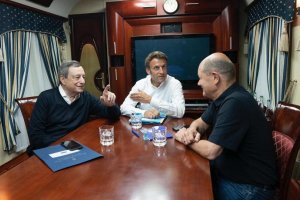 Френският президент Еманюел Макрон италианският премиер Марио Драги и немският