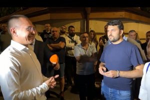 Евродепутатът Ангел Джамбазки и симпатизанти на ВМРО протестираха тази вечер