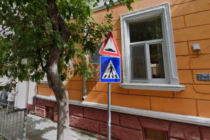 Доста странен ремонт на ремонта сполетя стара сграда намираща се