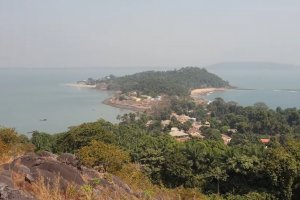 Лежа и дишам бавно в ситния пясък на остров Рум