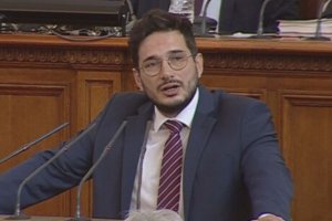 Ше подкрепя правителството при гласуването на вота на недоверие а при гласуването