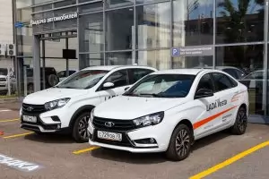 Продажбите на нови коли в Русия се сринаха с над 83%
