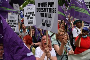 Няколко десетки хиляди хора участват днес в протестно шествие в