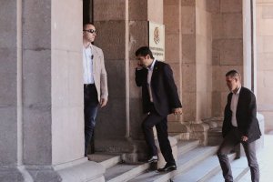 Премиерът Кирил Петков депозира в Народното събрание оставката на оглавяваното