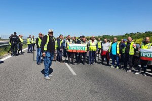 Представители на транспортни фирми блокираха днес подходите към ГКПП Капитан