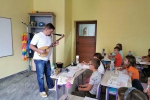 Помощник диригент на църковен хор рок музикант изкусен кулинар почти футболист