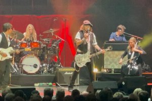 Британският рокмузикант Джеф Бек съобщи по време на концерта си