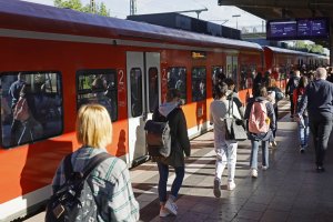 В много райони в Германия пътническите влакове в петък потеглrха със