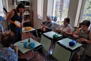 В светлото ателие пространството е оскъдно – територия на жени