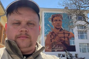 Птиците от платната му не пеят Те крещят Като човеци