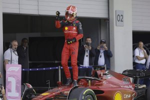 Шарл Льоклер с Ферари победи световния шампион Макс Верстапен на