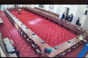 Депутатите на ГЕРБ и ДПС тази сутрин не дойдоха на