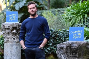 Американският актьор Робърт Дауни младши настани у дома си останалия без средства