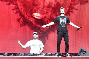 Дуетът Чейнсмоукърс се готви за изпълнение на ръба на космоса