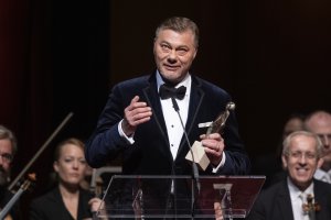 Германският оперен певец Рене Папе обяви че се разделя с