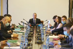 Драмата в парламента около хартиените бюлетини се развива като надлъгване