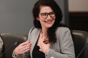 От желание да се самоизтъкнат с постижения в последните си