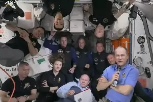 Руски космонавти празнуват превземането на Луганск
