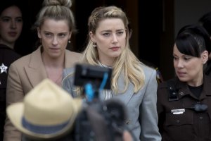 Екипът от адвокати на Амбър Хърд поиска съдебното решение по