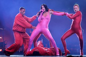 Дуа Липа се извини на феновете си след като няколко