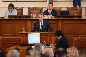 Косвено признание за неуспеха на големите си цели направиха днес