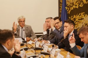 Покрай всичките кризи които тресат държавата депутатите решиха да продължат