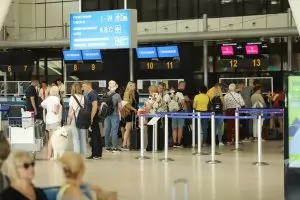 Летището в Лутън затвори заради пожар