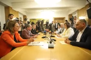 Преговорите за правителство са пълна бутафория