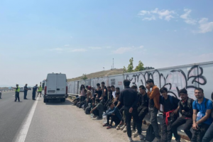 56 мъже от Афганистан са задържани в товарен бус на